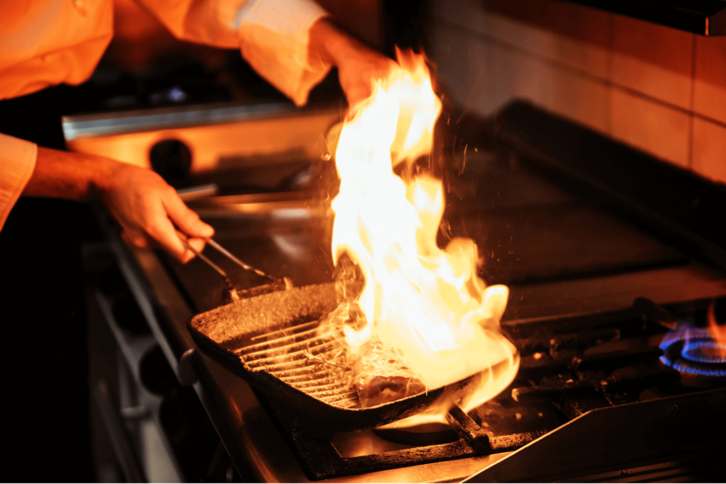 Un cuisiner qui accumule des graisses et nécessite un dégraissage des hottes de son restaurant