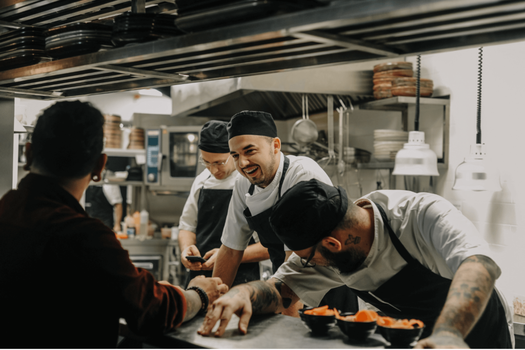 Une équipe de restaurateurs qui entretient les hottes de leurs cuisines de façon régulière et conforme