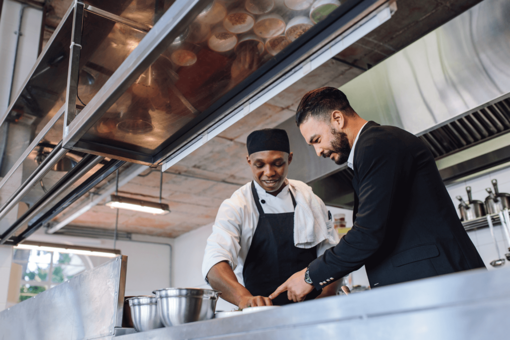 Un expert Actoclean dispense les conseils au restaurateur après le nettoyage des hottes de son établissement de restauration