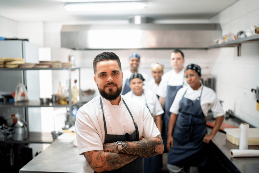 Un chef cuisinier restaurateur partenaire Actoclean pour entretien trimestriel de sa hotte professionnelle