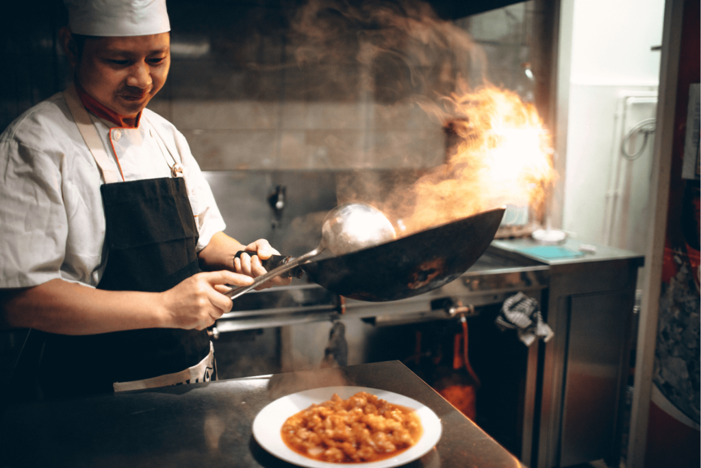 Un restaurateur avec des méthodes de cuisson qui nécessite un entretien des hottes des ses cuisines professionnelles régulier