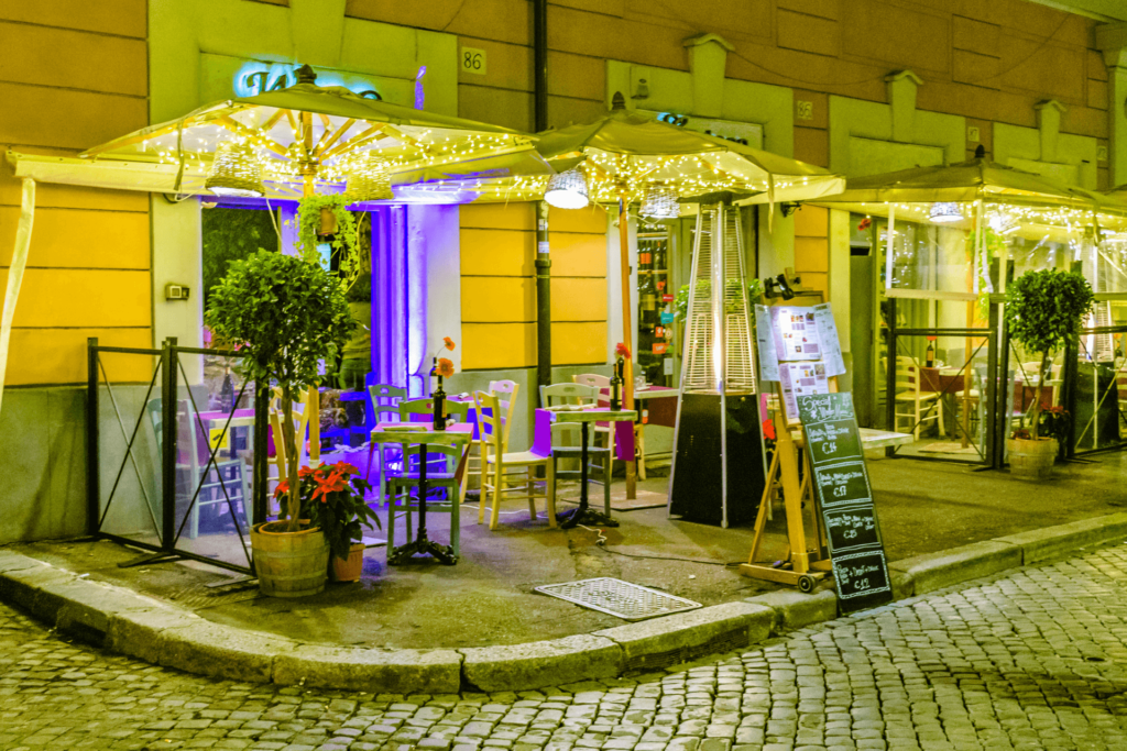 Exemple d'un immeuble de copropriétaires classé au patrimoine présentant des contraintes pour l'extraction à installer dans le restaurant voisin